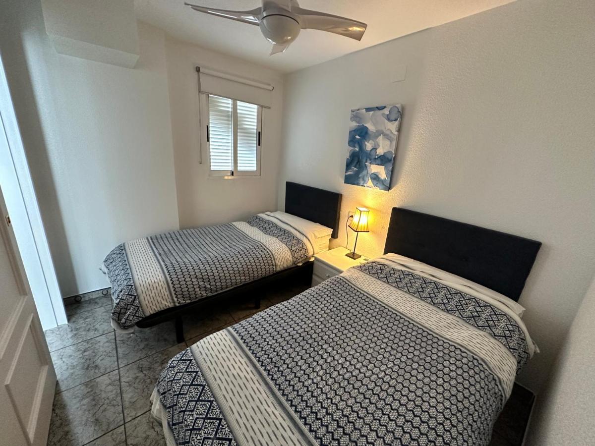 Mediterraneo, Muy Centrico, En Plaza Triangular, Soleado, Con Jardines Y Piscina Y La Playa Enfrente Andando, Con Parking Exterior Comunitario Apartment *